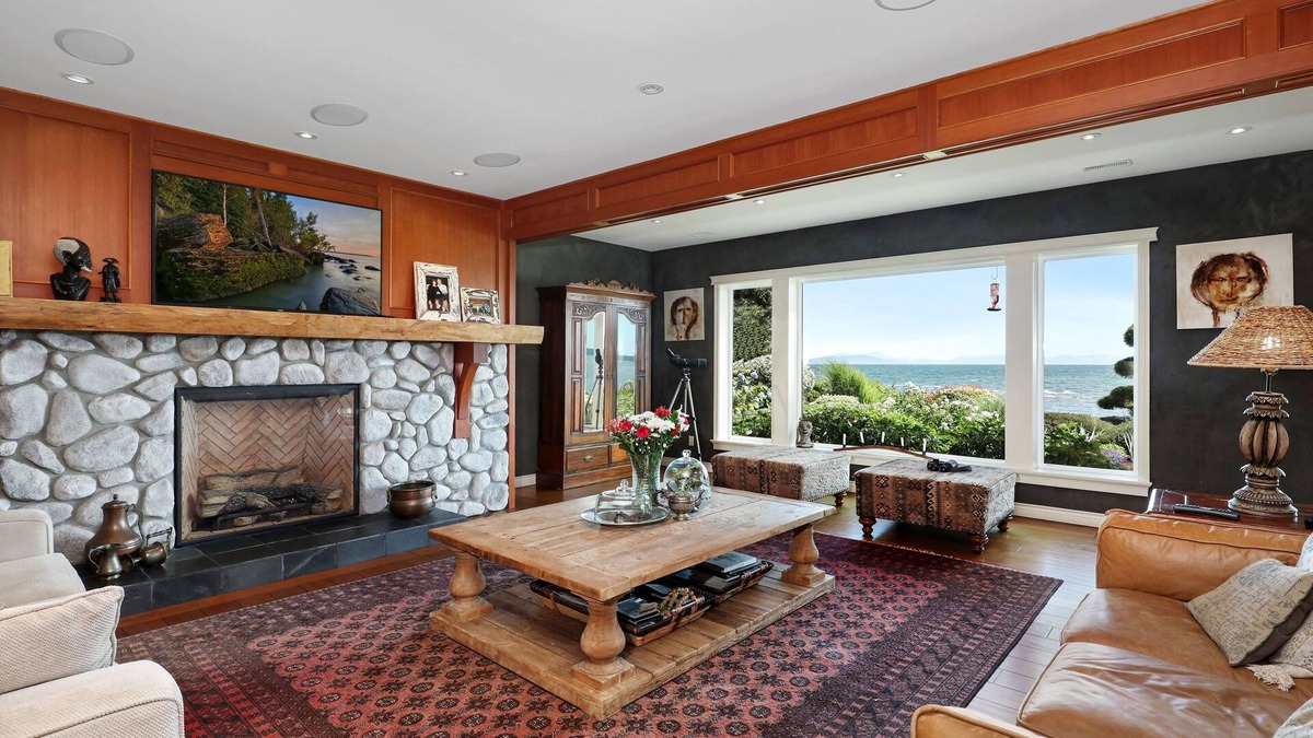 Courtenay House | Stunning waterfront home at Gartley Beach, close to King Fisher resort and Spa.