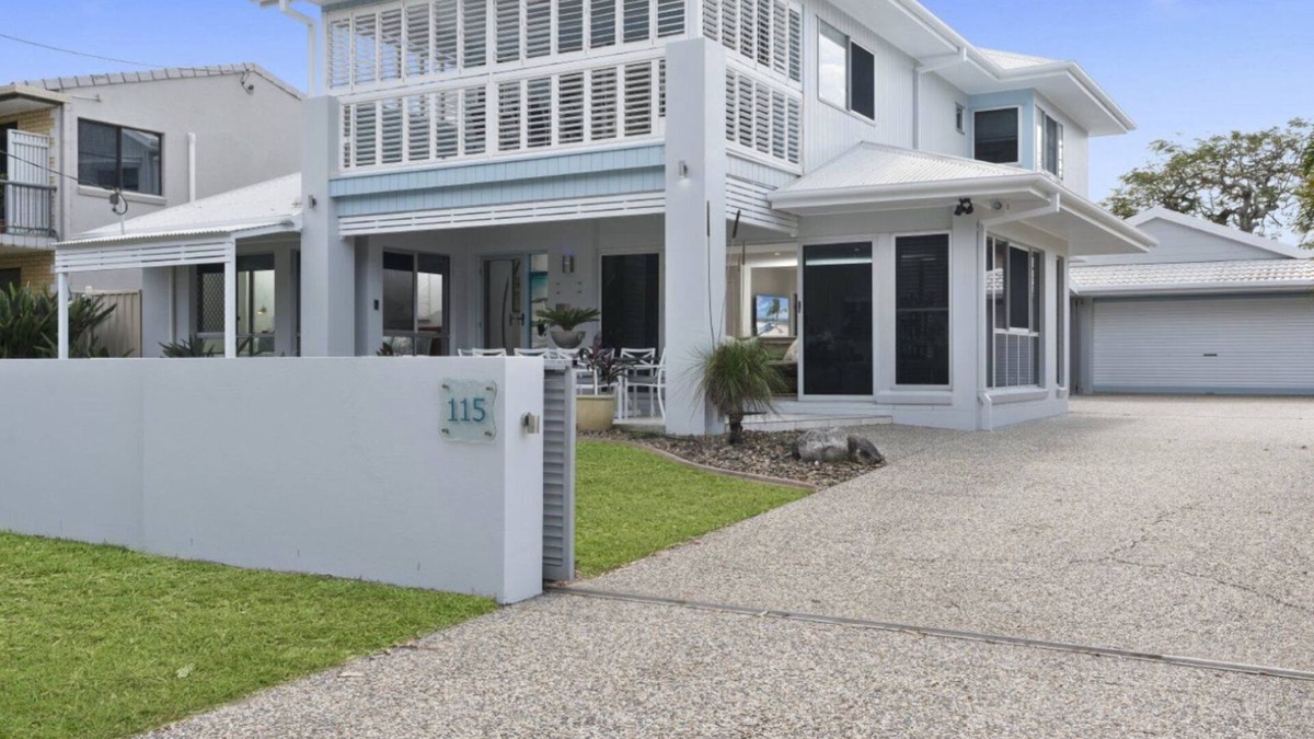 Bellara House | Stunning Waterfront Home with pool - Sylvan Beach