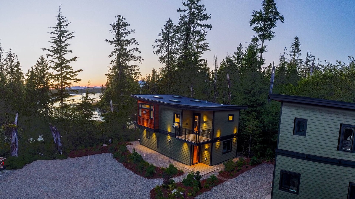 Tofino House | Stunning waterfront retreat!
