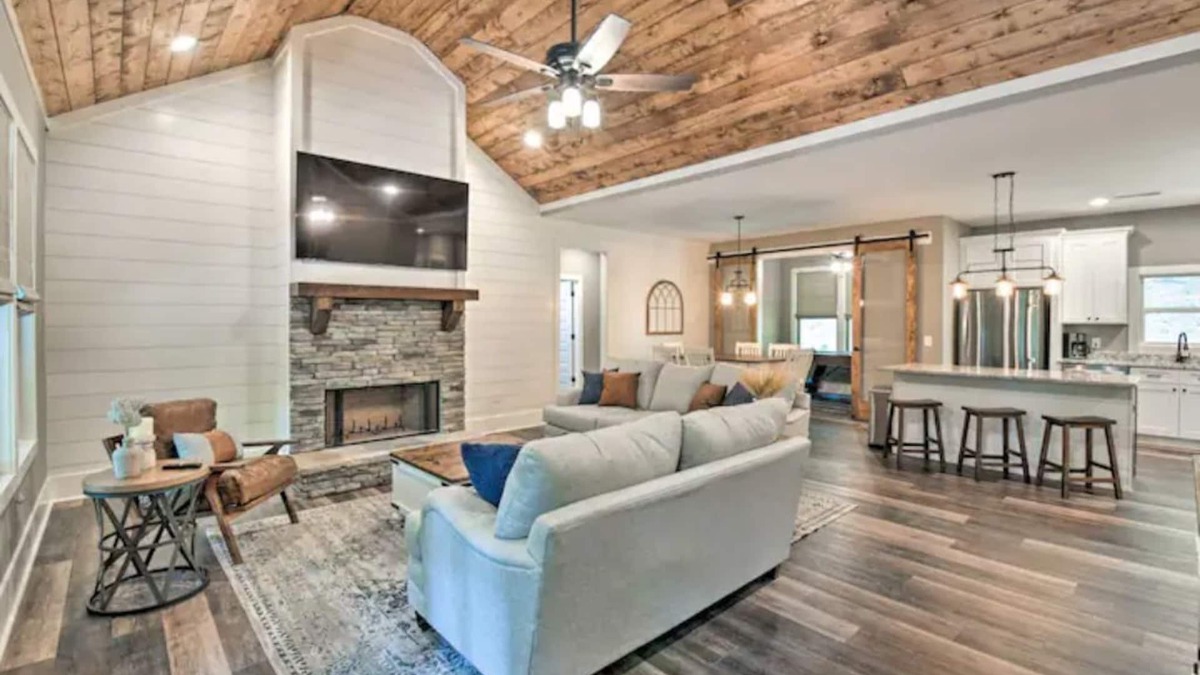 Ellijay Cabin | Stunning Woodsy Retreat w/Hot Tub + Firepit Near Vineyards/Orchards/Downtown