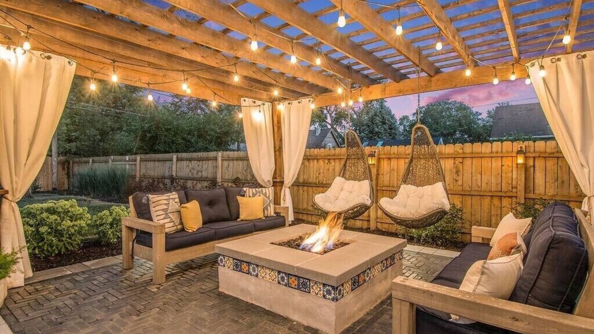 Dundee-Happy Hollow Historic District House | Stunning Yard! Wood-Fired Pizza Oven in Dundee!