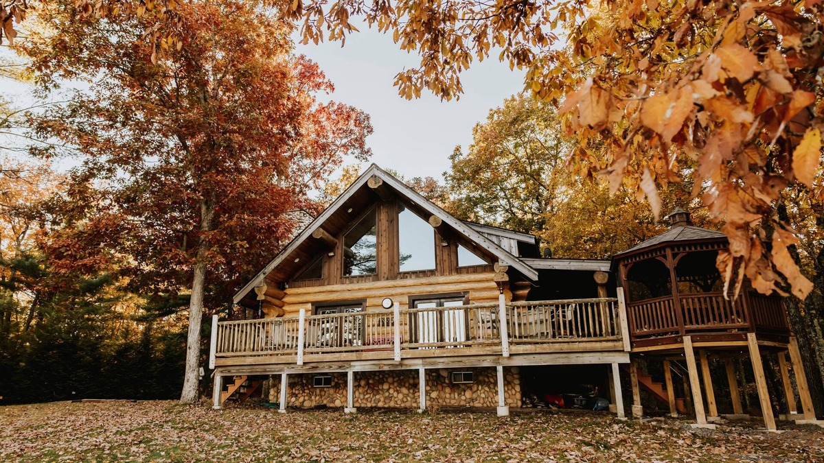 Town of Lumberland House | Stunningly Private Lake Front - Pickleball Court