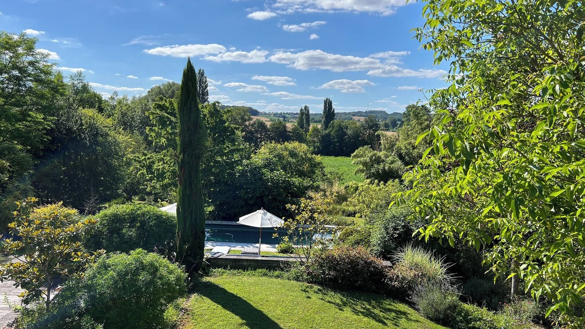 Verteillac House | Stunningly stylish family venue with huge Iiving space, pool & outdoor kitchen