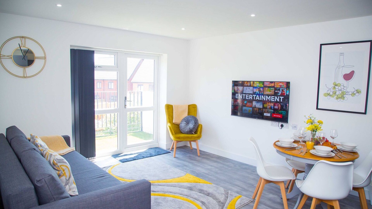 Oldbury Apartment | Stylish 1-bed Flat - balcony(canal view) & parking