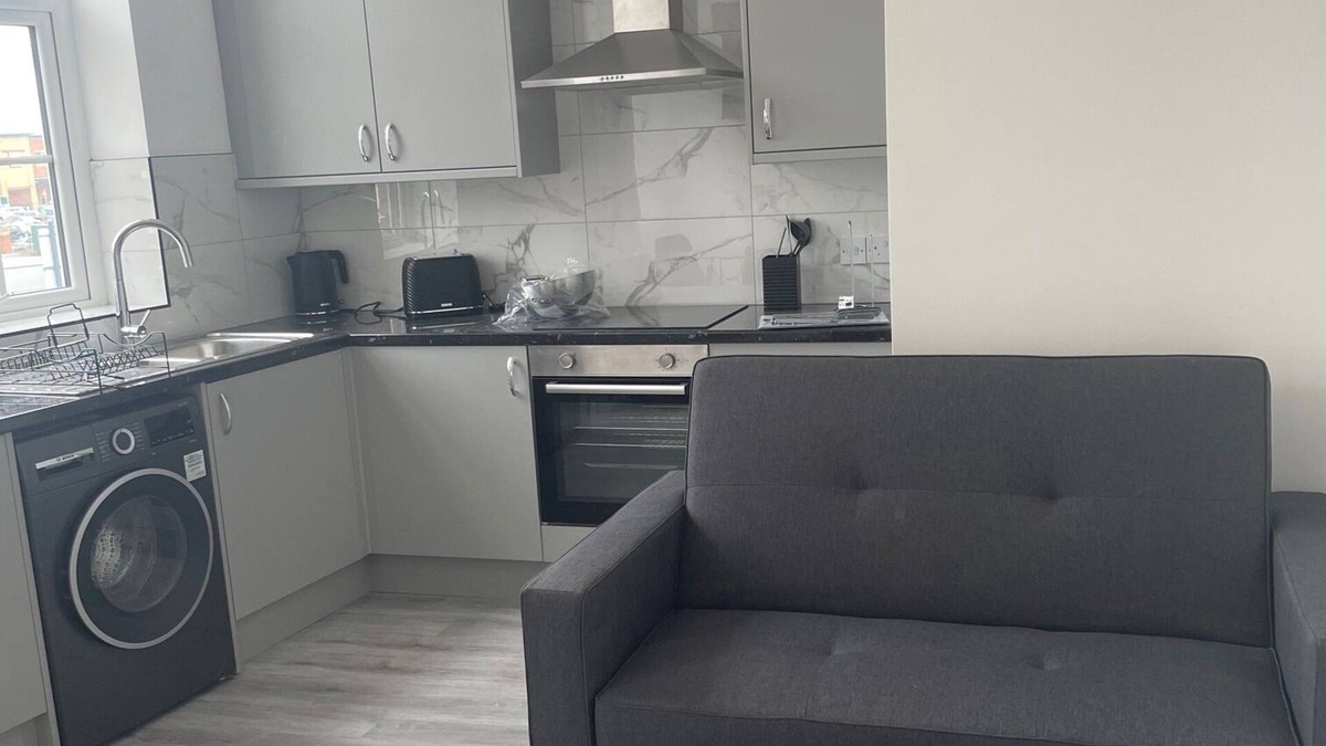 Offerton Apartment | Stylish 1- BR Apartment in Denton + Free Parking Steps from Shops & City Links