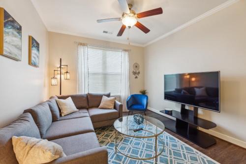 Woodbridge Apartment | Stylish 1 BR Apartment w Movie Theater