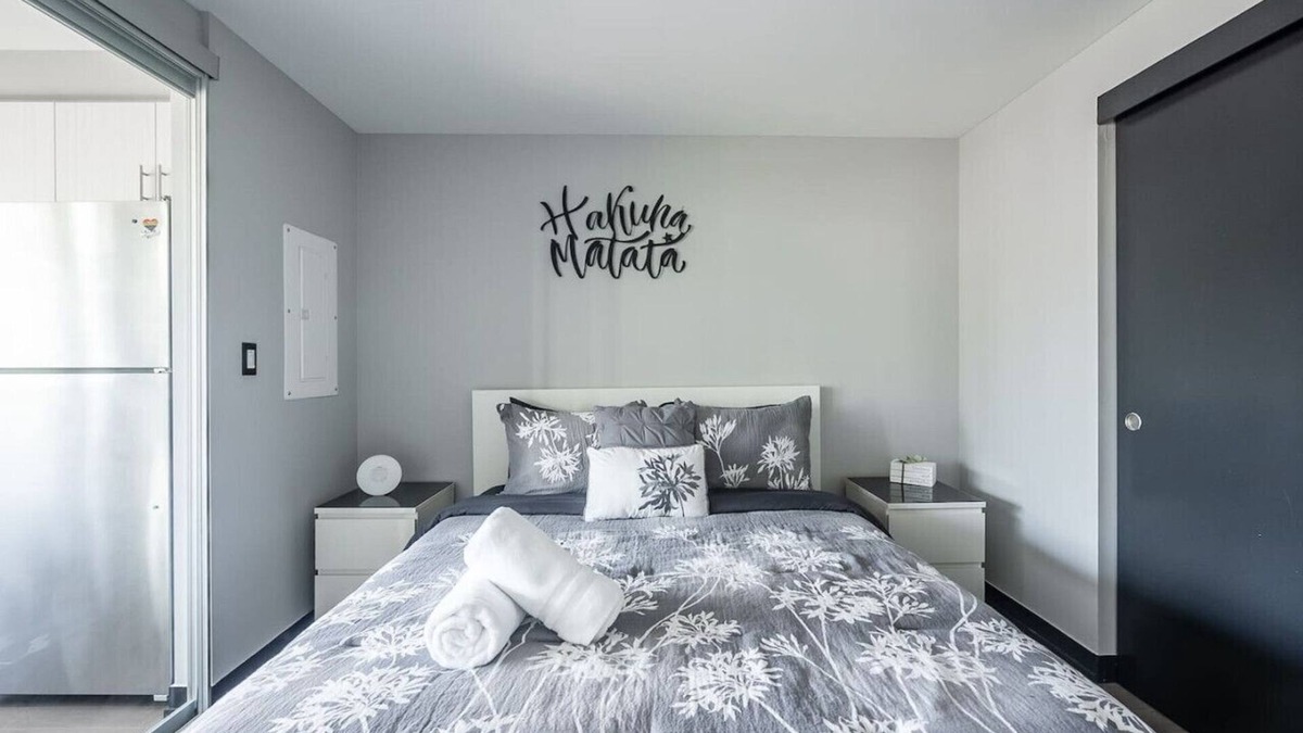 Chinatown Apartment | Stylish 1BR Condo: Scenic City View & Free Parking