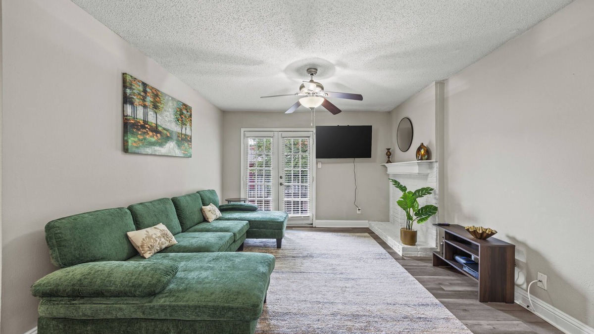 Addison Apartment | Stylish 1BR + pool Walk to Bars & Bites in the heart of Addison