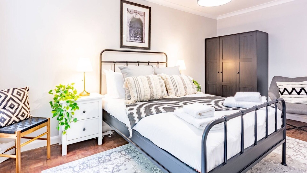 Warley Apartment | Stylish 2-Bedroom Flat in Great Warley – Sleeps 6 | Pass the Keys
