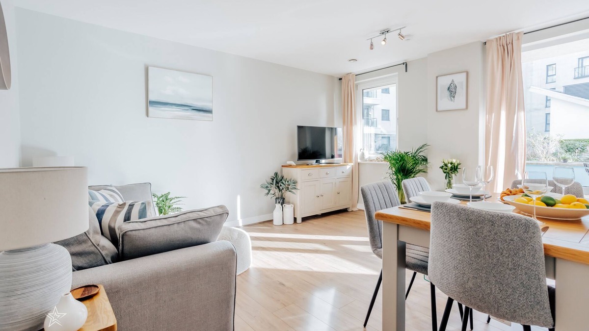 Southampton City Centre Apartment | Stylish 2 bedroom apartment on Ocean Village marina