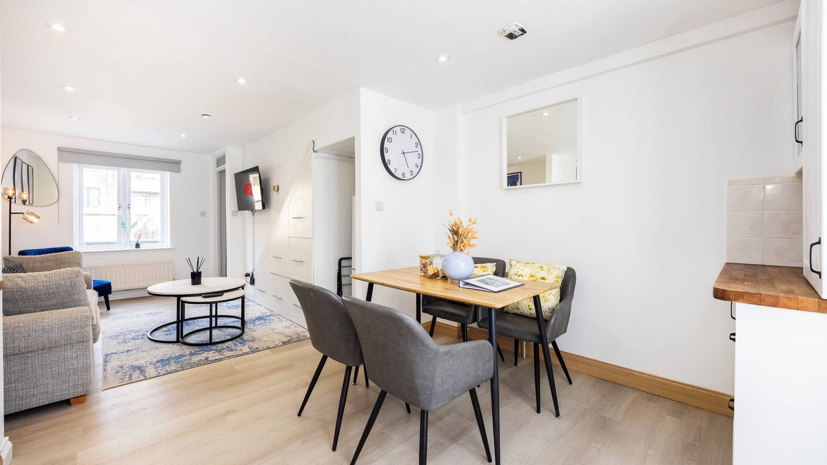 Cubitt Town House | Stylish 2-Bedroom House with Garden & 2 Smart TVs – A Rare London Gem!