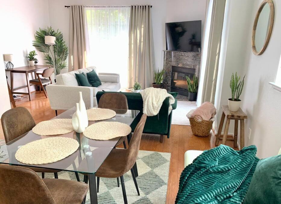 Valencia Apartment | Stylish 2bd/2ba condo 4 miles from Six Flags!