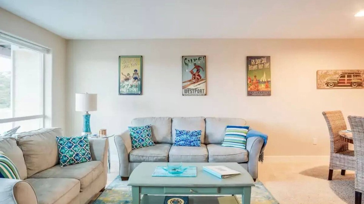 Westport Condo | ☀️Stylish 2bd @beach~King Bed~jetted tub~Dog friendly~Elevator