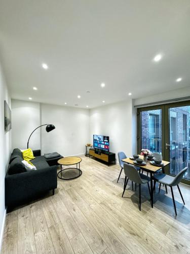 Coldharbour Apartment | Stylish 2BR Apartment with Balcony & Views