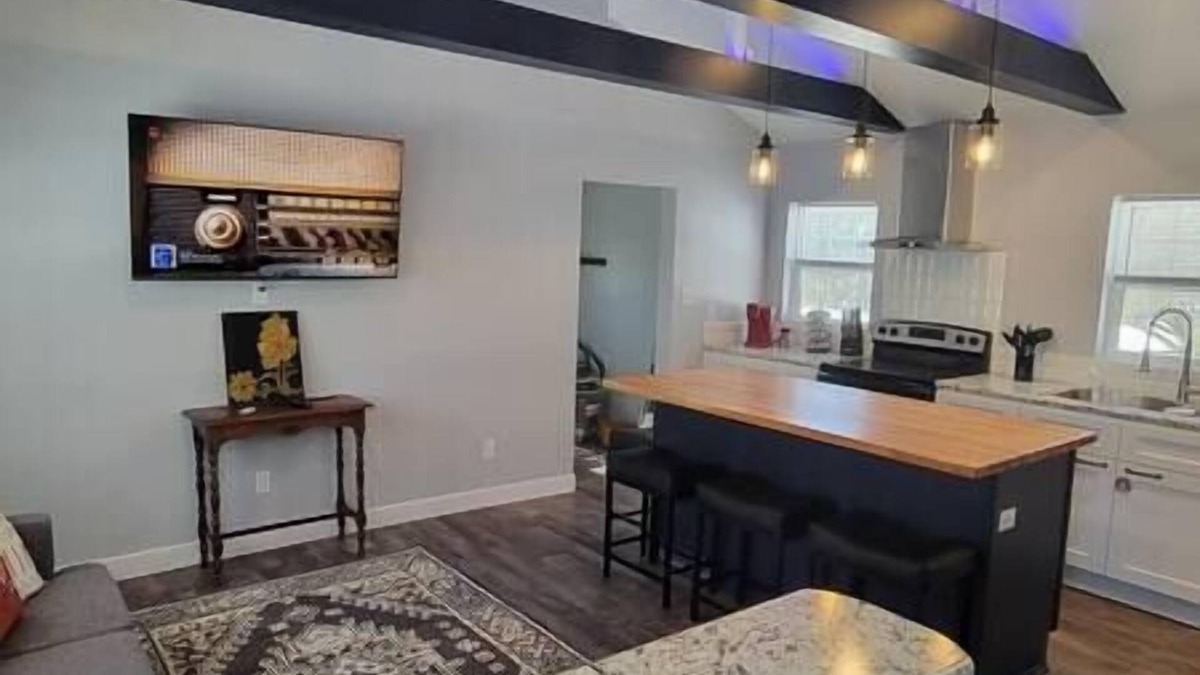 Greater South Side House | Stylish 2BR Bungalow | Near Airport & Downtown DSM, Newly remodled and close to downtown Des Moines