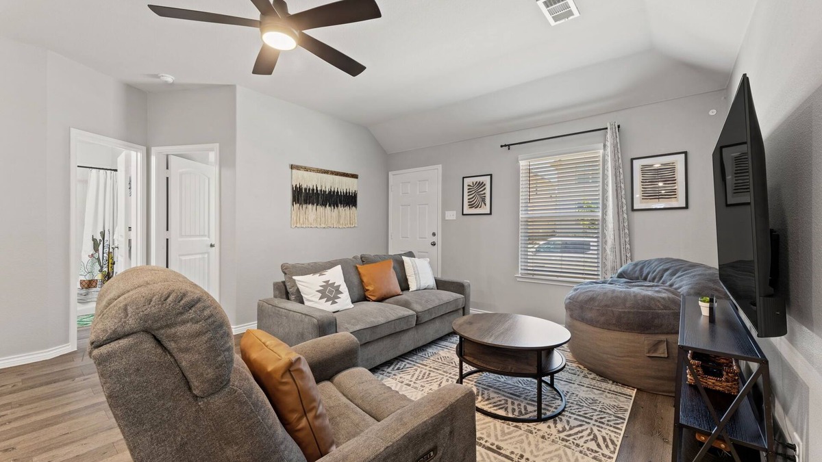 Fort Worth House | Stylish 2BR Fenced Yard w/Grill & Dog friendly. Located to many attractions.