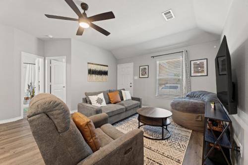 Fort Worth House | Stylish 2BR -Fenced Yard, Grill, TV- Pet Friendly