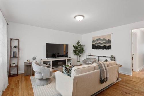Des Plaines Apartment | Stylish 2BR Near O'Hare Modern & Easy Access