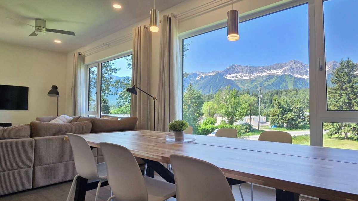East Kootenay House | Stylish 2BR | River & Views | 5 Min Fernie and Resort