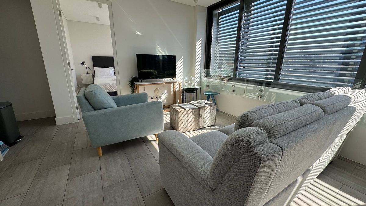 Bondi Beach Apartment | Stylish 2BR Top-Level Unit w/Lift near Bondi Beach