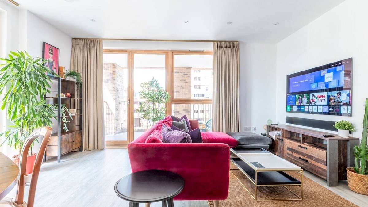 Abbey Wood Apartment | Stylish 3 Bed 2 Bath Flat | Lake Views | Parking | Pass the Keys