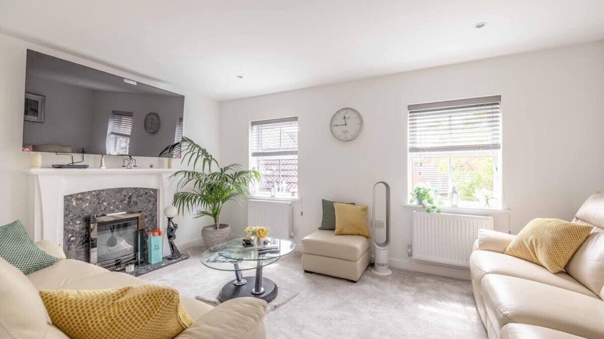 Langley Marish House | Stylish 3-Bed House in Langley | Driveway Parking!