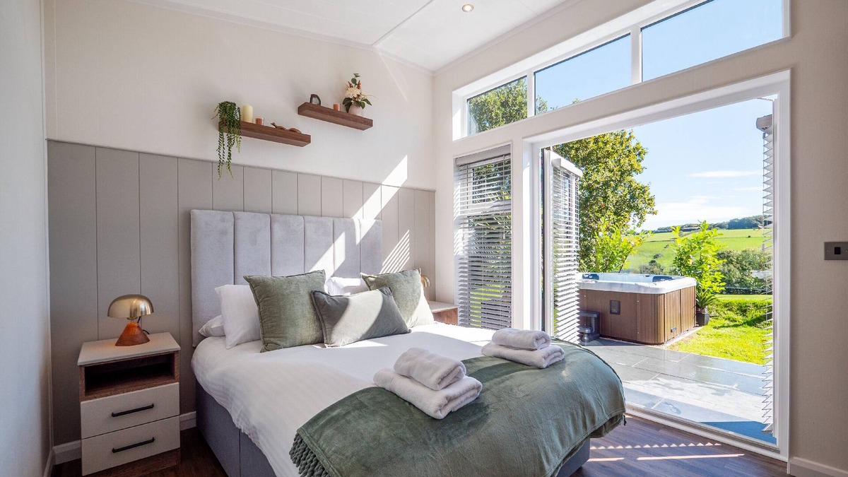 Totnes Cabin | Stylish 3-Bed Lodge with Golf & Spa Access
