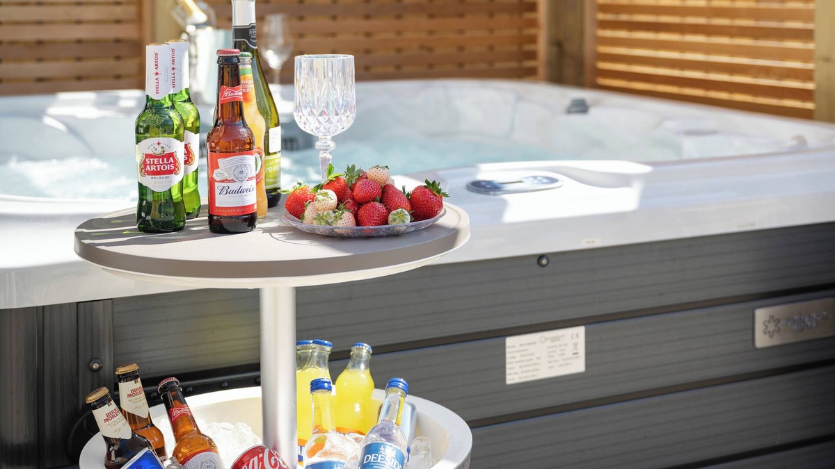 Perth House | Stylish 3-Bed Retreat with Hot Tub & Garden | Near Perth City Centre