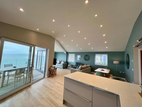 Westleigh Apartment | Stylish 3-Bed Seaview Retreat with Balcony - Steps from the Beach - Westward Ho!