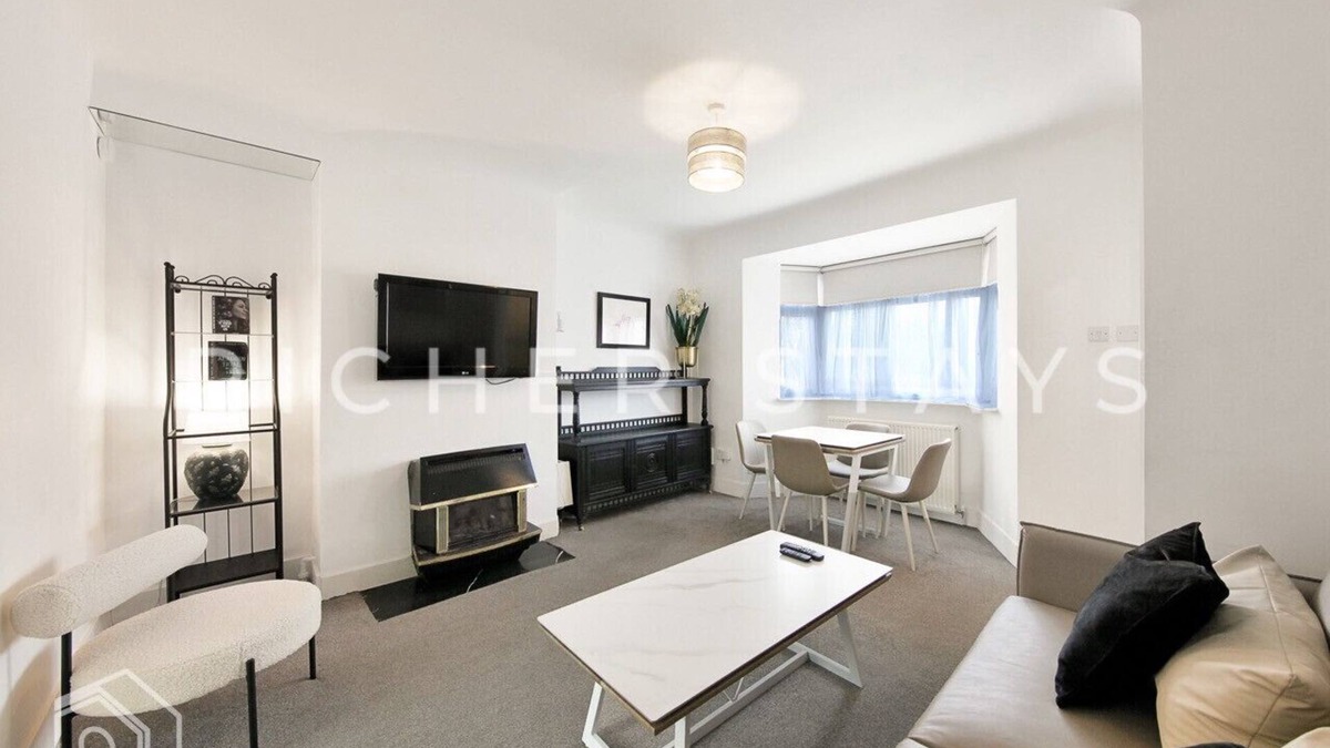 Borehamwood House | Stylish 3-Bedroom Garden Home | AC | Contractors