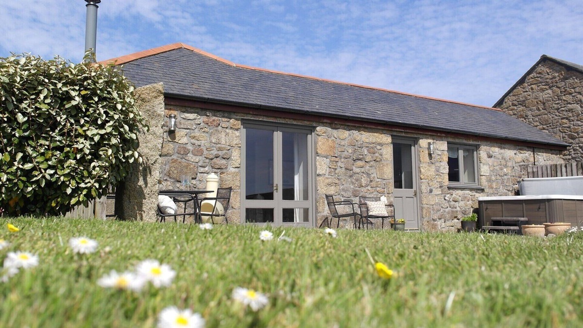 St Ives Cottage | Stylish 3-bedroom Brea Cottage at Beersheba - with hot-tub & close to beaches