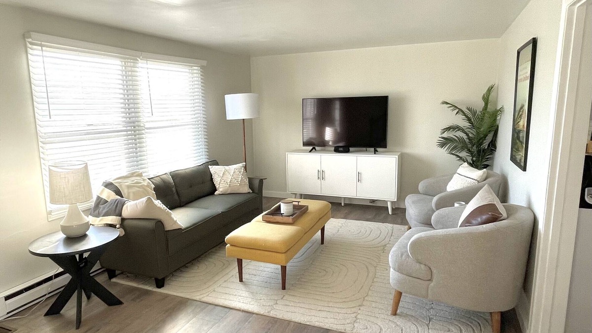 Carbondale House | Stylish 3 BR house. Downtown Carbondale with fenced in yard.