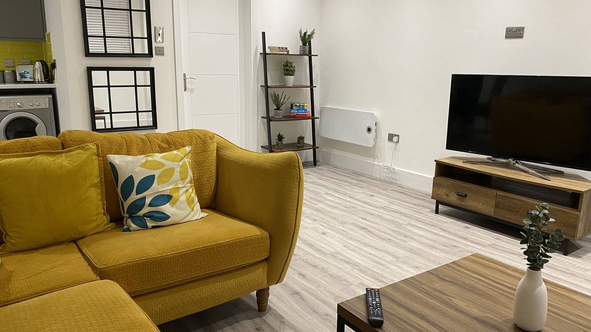 Cwmbrwla Apartment | Stylish 3beds Nystyle Apt - Parking, Self Check-in
