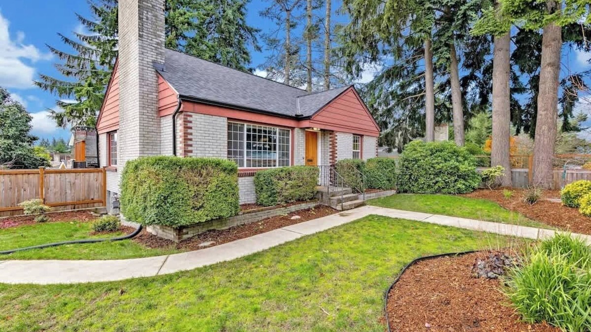 Fauntleroy House | Stylish 3BR Home in West Seattle w/Fenced Yard