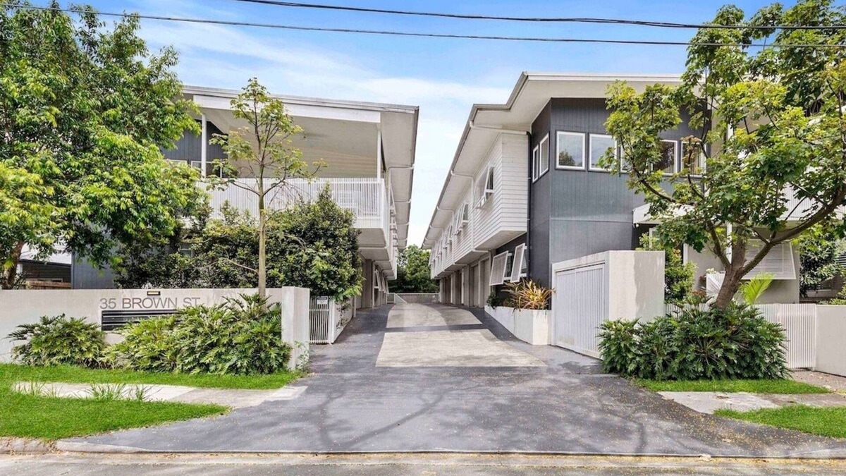 Camp Hill Apartment | Stylish 3BR Townhouse CampHill - WiFi, Parking