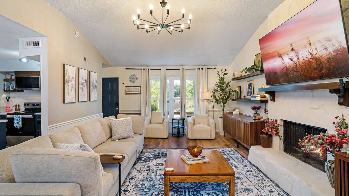Macon House | Stylish 3BR w/EV charger,Firepit, workspace,fast wifi,vinyl, near downtown Macon