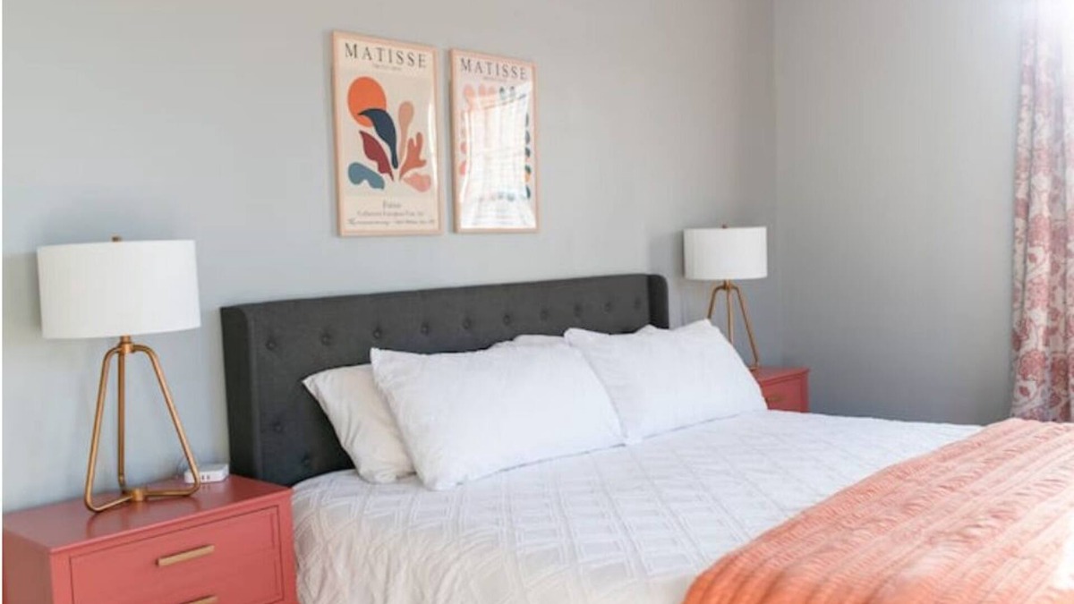 Danville House | Stylish 3King/2Twin -The Heritage House