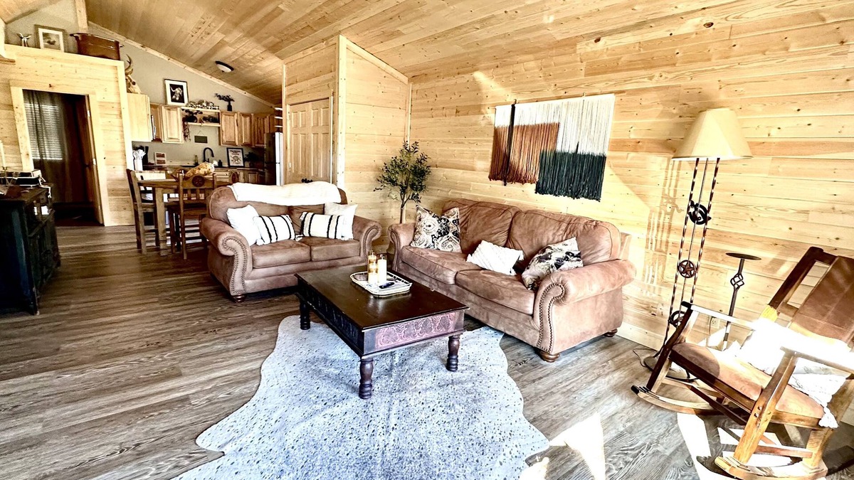 Ruidoso Cabin | Stylish 4 bd 2 bath. 5 mins to Midtown shopping & bars. Sleeps 12. Pet friendly