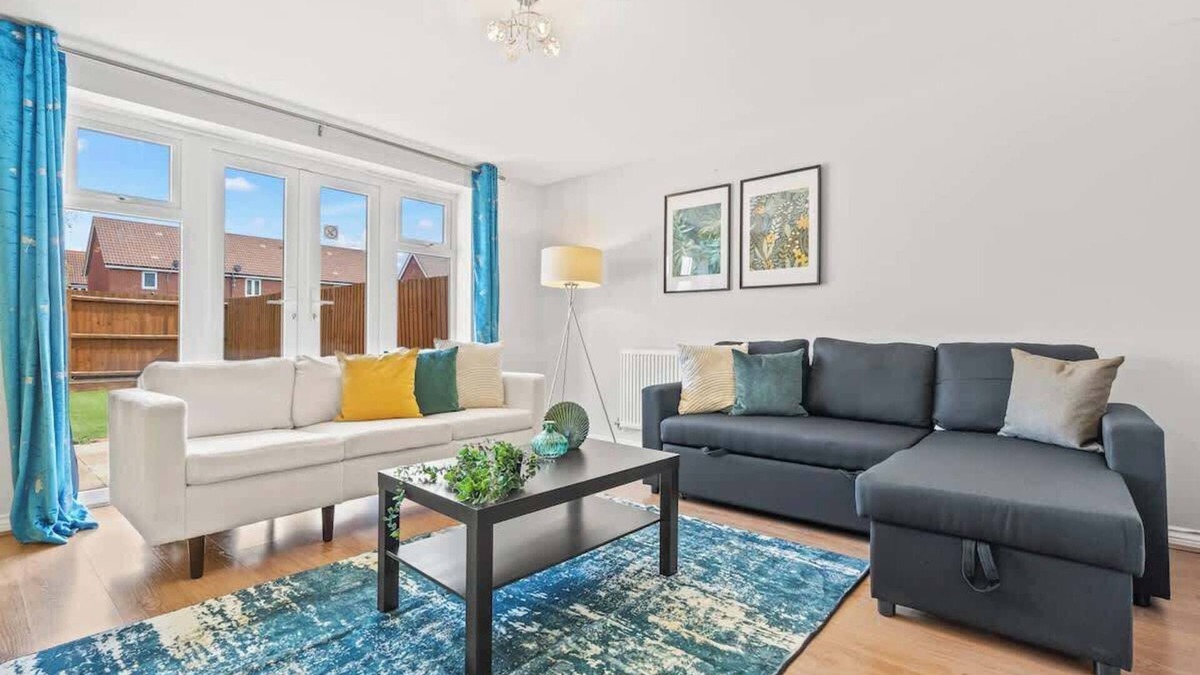 St Neots House | Stylish 4 Bedroom House in St Neots w Free Parking