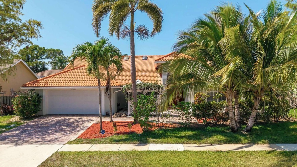 Greenview Shores House | Stylish 4-bedroom private house in Wellington FL, Come enjoy some poolside fun!