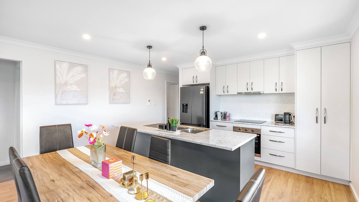 Austins Ferry Apartment | Stylish 4BR Family Escape - Deck & Views Near MONA