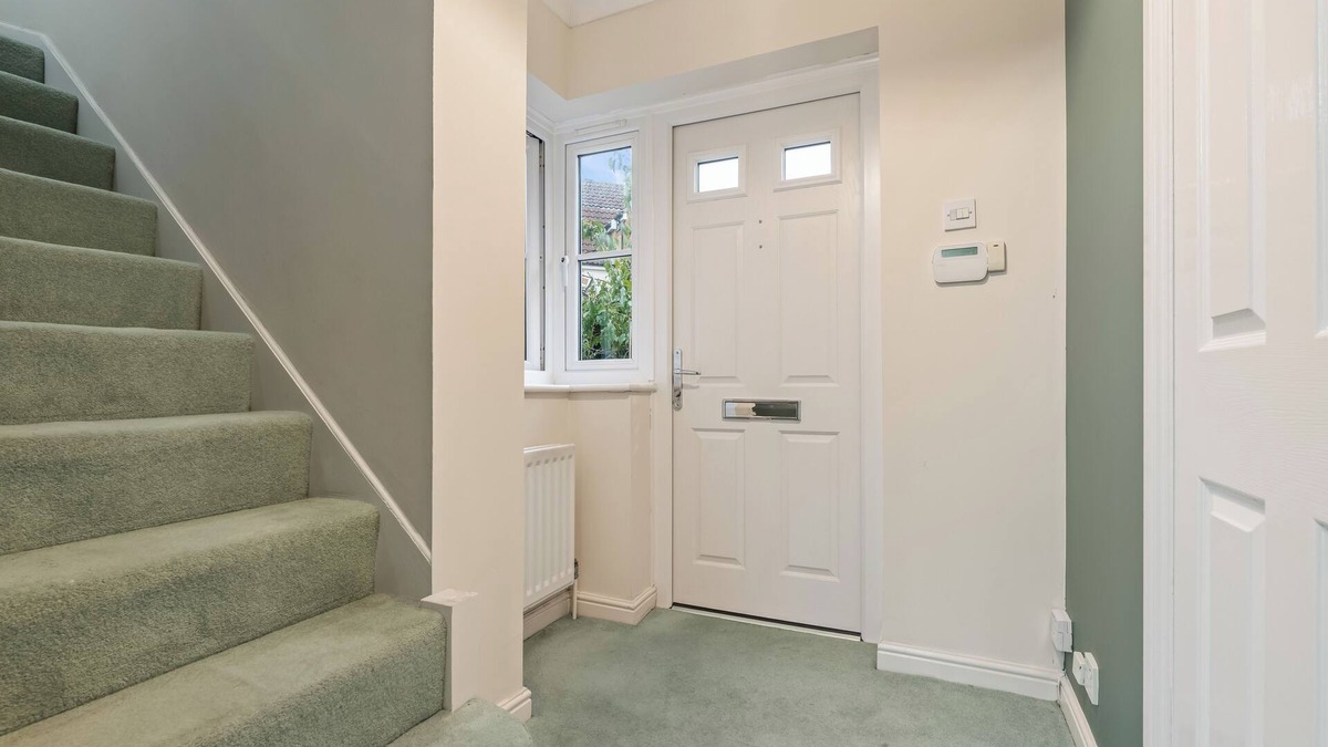 Chadwell Villa | Stylish 4BR Home in Romford with Garden & Parking