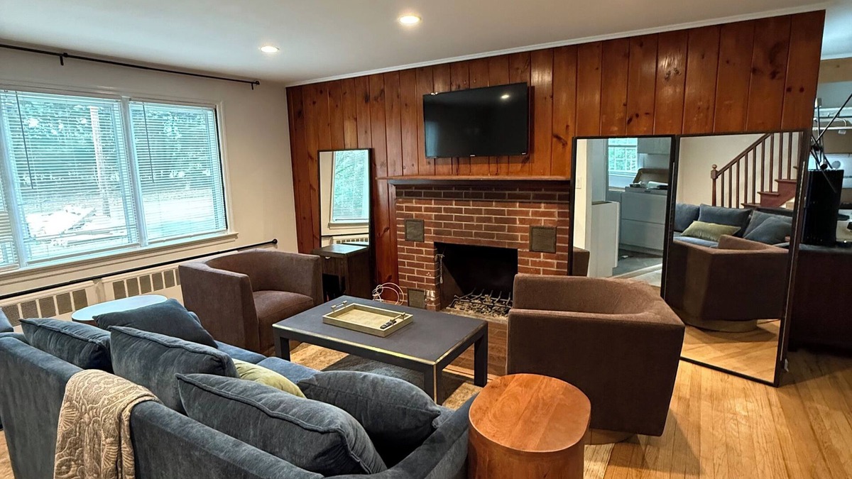 Stony Brook House | Stylish 4BR house near Stony Brook University & Hospital