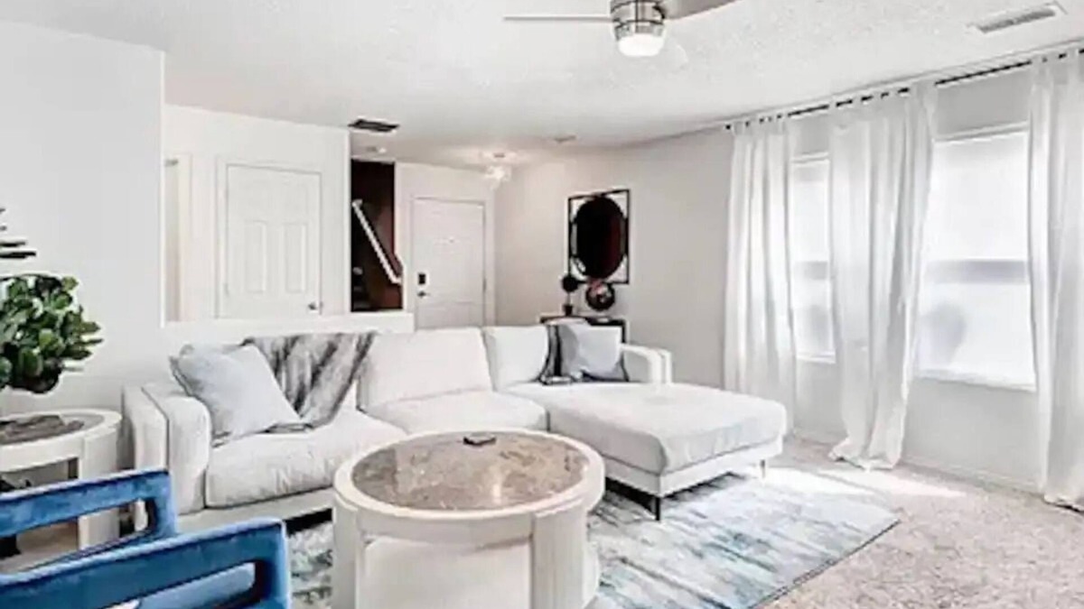 Tierra Oeste House | Stylish 4BR Oasis - Best of ABQ w/Scenic Backyard