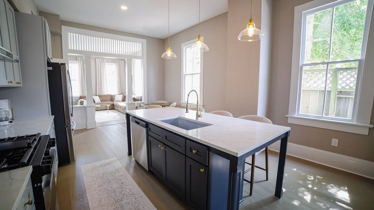 San Jacinto House | Stylish 5-BD Historic House Freshly Renovated - Close to Strand and Beach