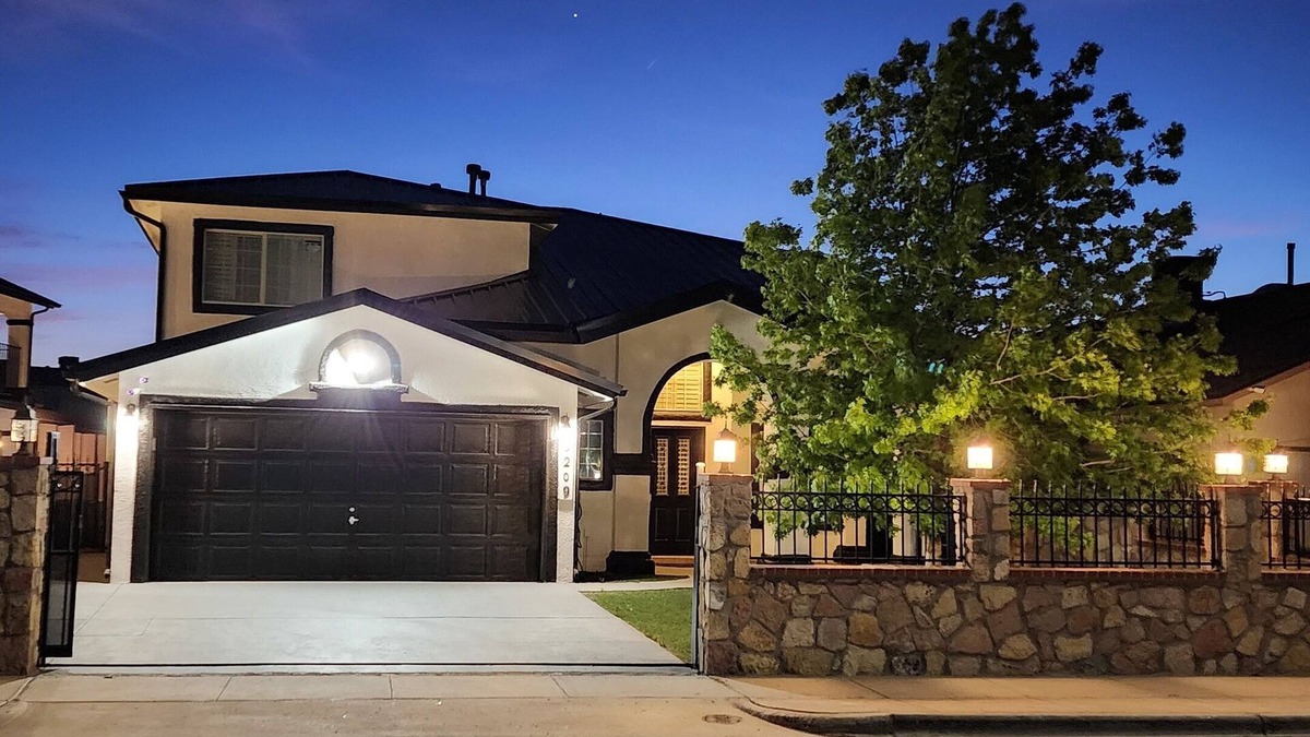 Biggs Field House | Stylish 5 bed 2.5 bath, with loft, pool table, amazing outdoor bar, kid playset.