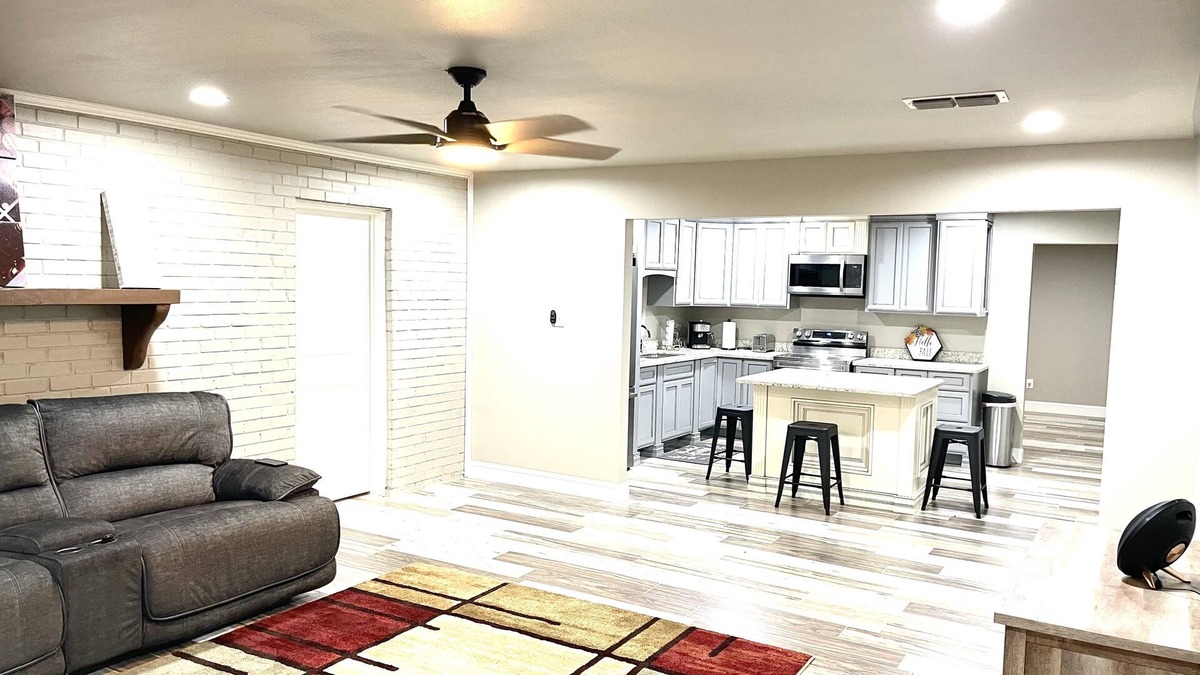 Eagle Pass House | Stylish 5Bedroom/6Beds/2Bath Plenty of Parking