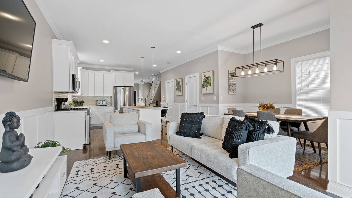 Avondale House | Stylish 6 Bedroom Home in Trendy Logan Square!