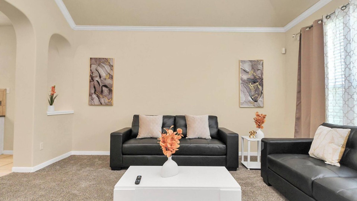 Fresno House | Stylish 6-bedroom house in serene Fresno with Pool access and lake walking trail