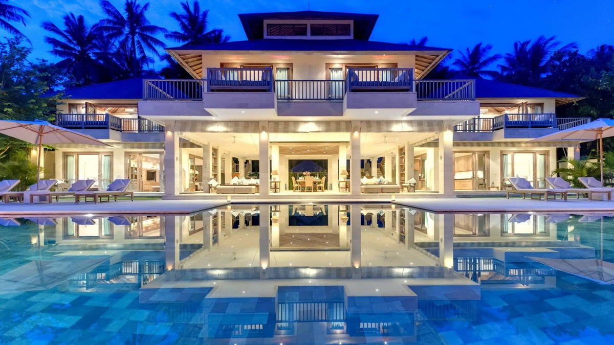 Candi Dasa Villa | Stylish 6BR Villa, 2Min Drive To Balina Beach! - W/Swimming Pool!